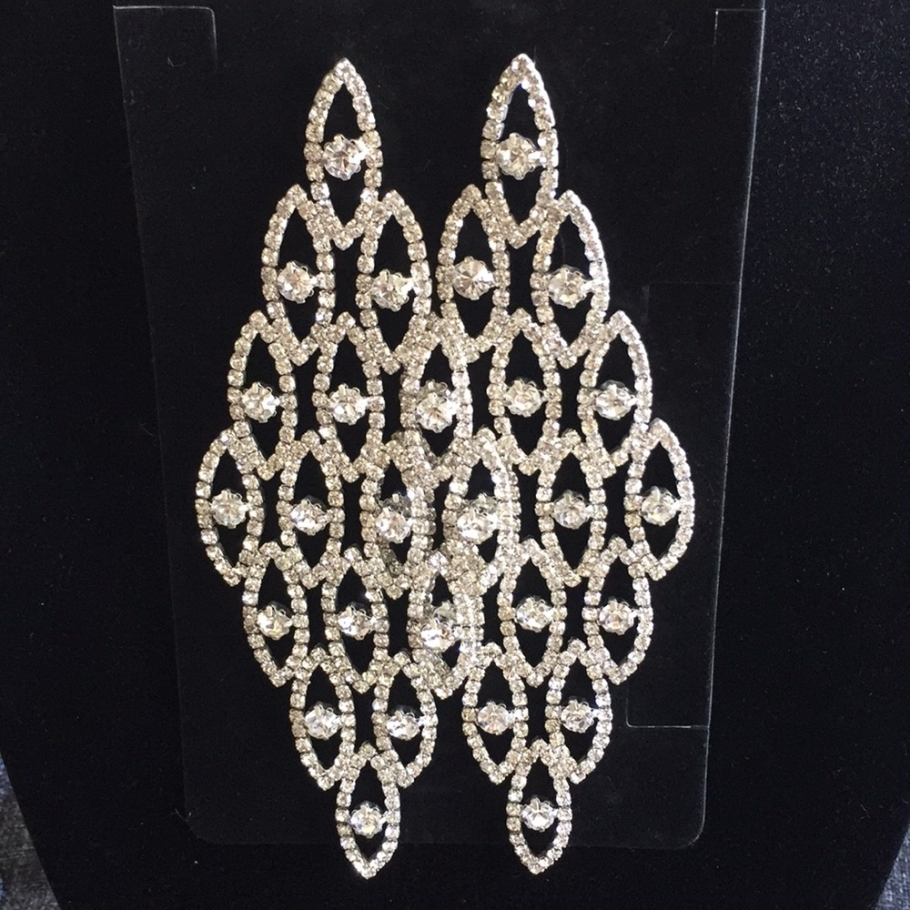 💎Rhinestone earrings. 6” long white stones.